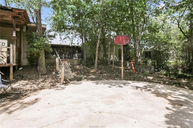 305 Brookside Drive W, Bryan, TX 77801