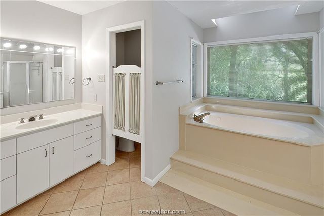 305 Brookside Drive W, Bryan, TX 77801