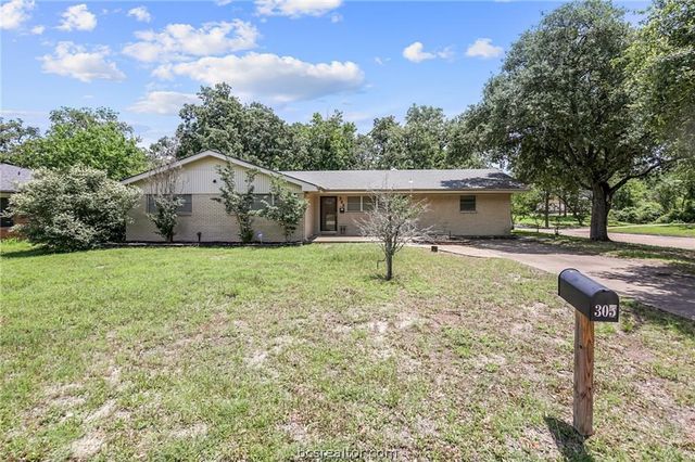 305 Brookside Drive W, Bryan, TX 77801