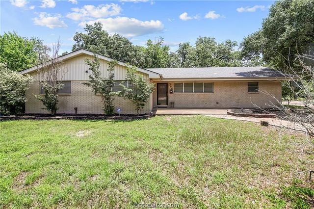 305 Brookside Drive W, Bryan, TX 77801