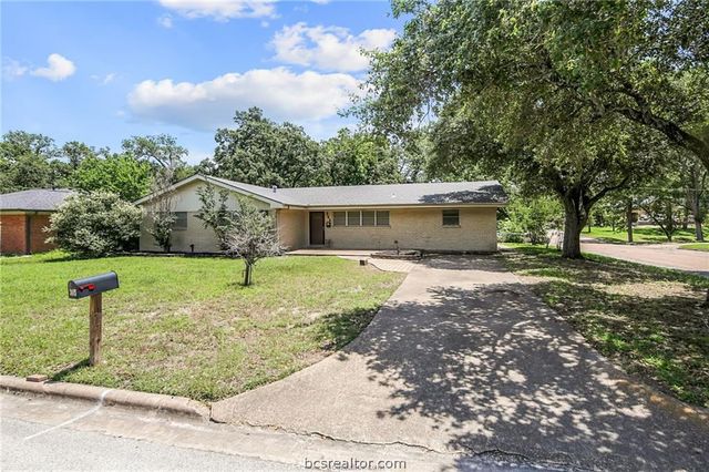 305 Brookside Drive W, Bryan, TX 77801