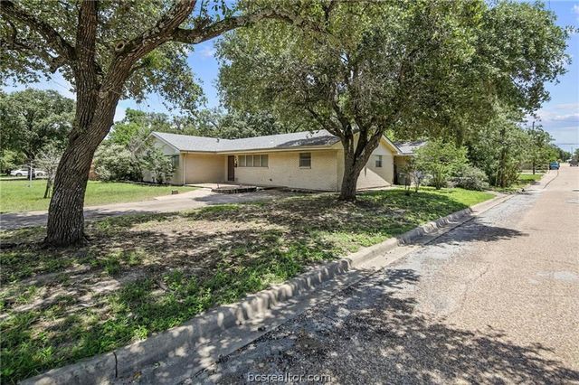 305 Brookside Drive W, Bryan, TX 77801