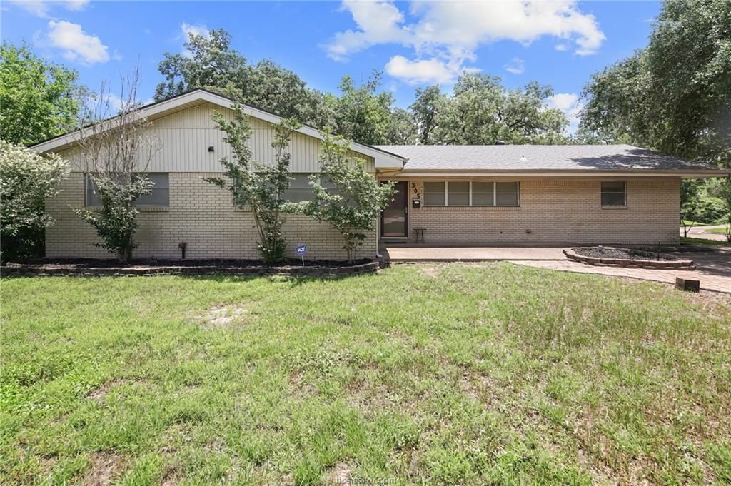 305 Brookside Drive W, Bryan, TX 77801