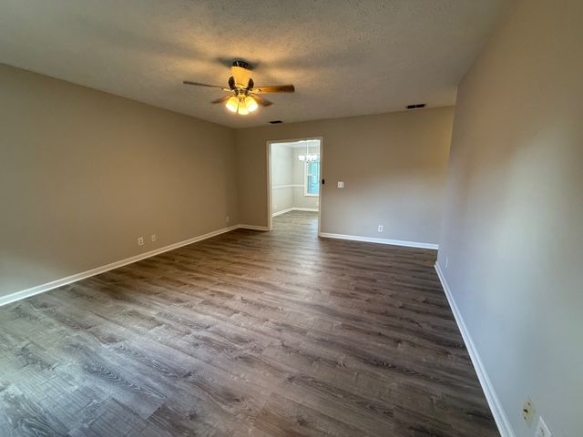 1710 Locerbie Dr, Murfreesboro, TN 37128
