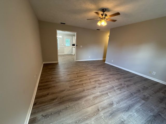1710 Locerbie Dr, Murfreesboro, TN 37128