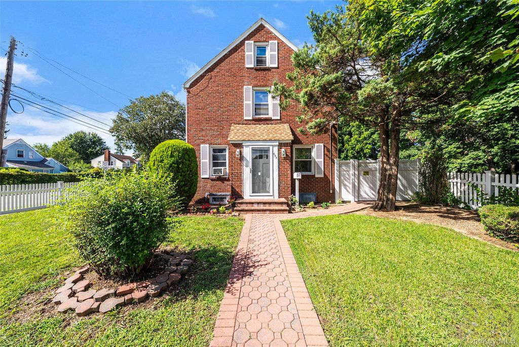 695 Front Street, Hempstead, NY 11550 — exterior