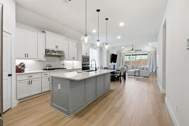 1223 Rolling Crest Drive, Missouri City, TX 77459