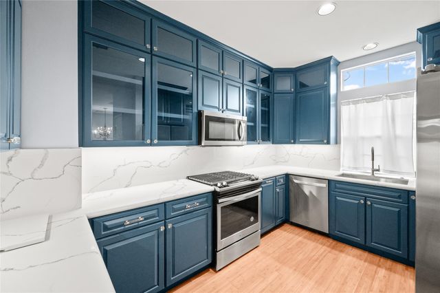 4431 Castle Court, Houston, TX 77006