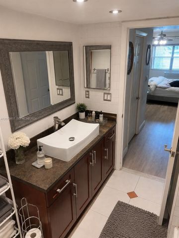 240 Lakeview Drive 109, Weston, FL 33326
