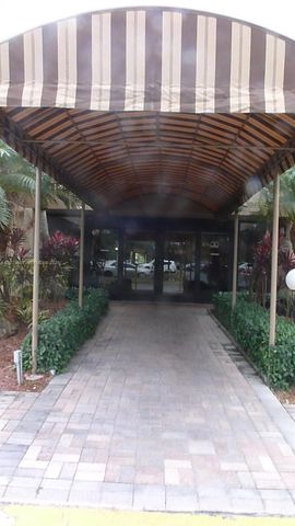 240 Lakeview Drive 109, Weston, FL 33326