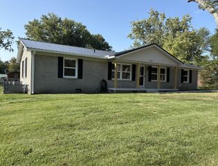 410 Crossfield Dr, Tullahoma, TN 37388