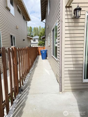 990 42nd Court NE, Auburn, WA 98002