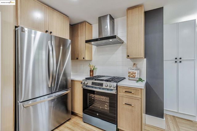 5614 Dover St, Oakland, CA 94609