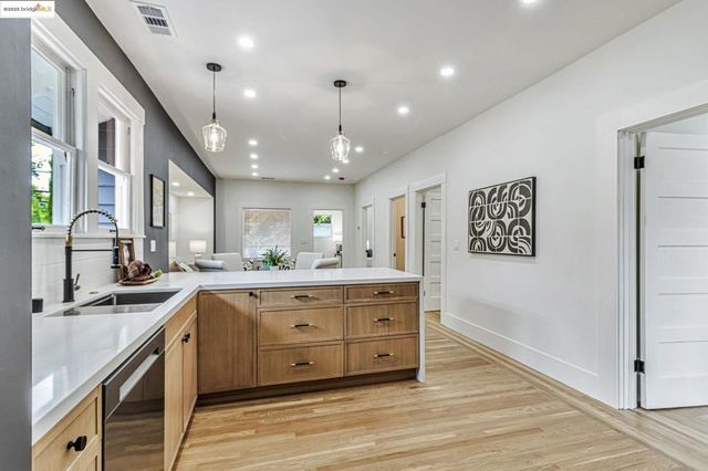 5614 Dover St, Oakland, CA 94609