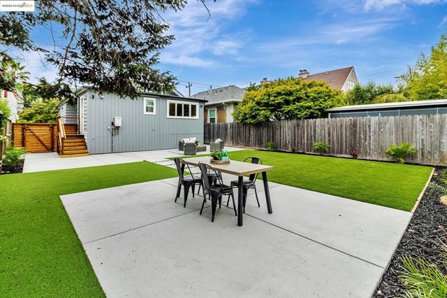5614 Dover St, Oakland, CA 94609