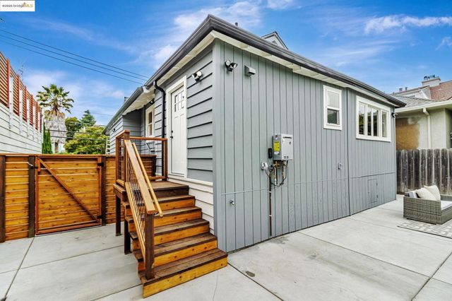 5614 Dover St, Oakland, CA 94609