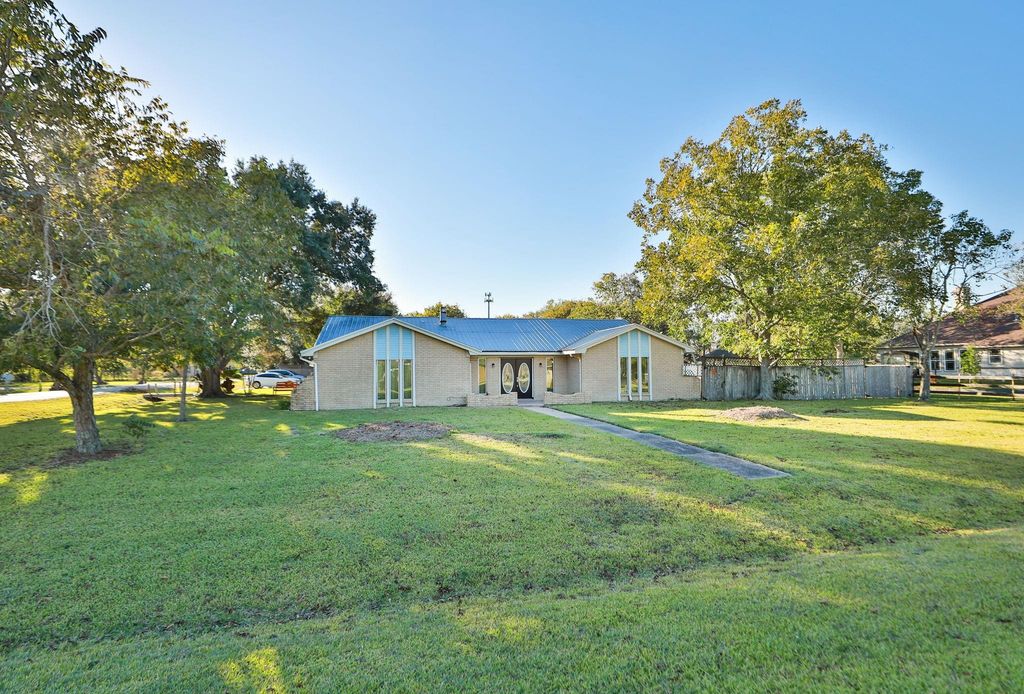 1871 County Road 936, Alvin, TX 77511