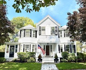 12 Vine St, Manchester, MA 01944