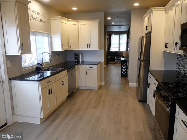 117 E LOCUST ST, Fleetwood, PA 19522