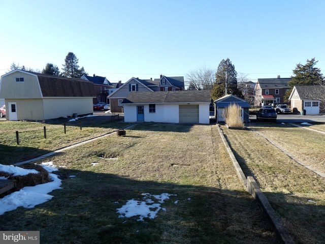 117 E LOCUST ST, Fleetwood, PA 19522