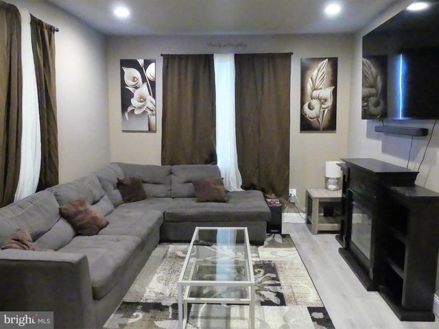 117 E LOCUST ST, Fleetwood, PA 19522