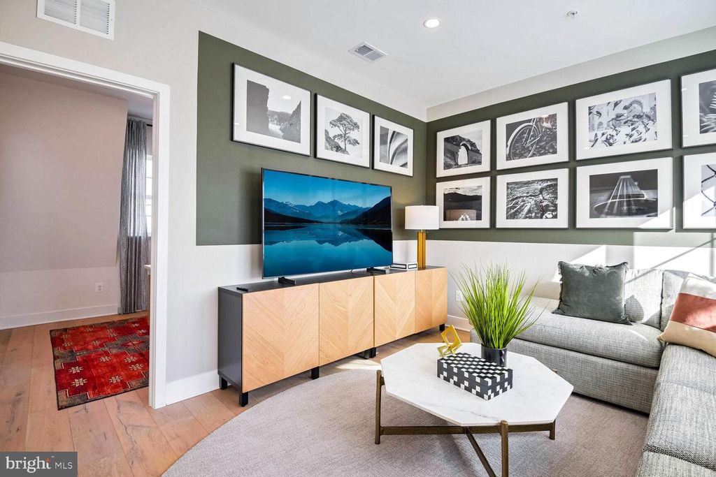 Image 15 of property listing at 2521 FARMSTEAD DR #107 LILLIAN, Rockville, MD 20850