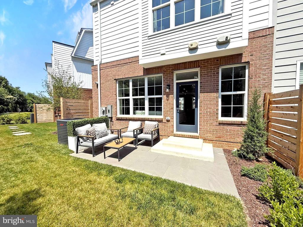 Image 34 of property listing at 2521 FARMSTEAD DR #107 LILLIAN, Rockville, MD 20850