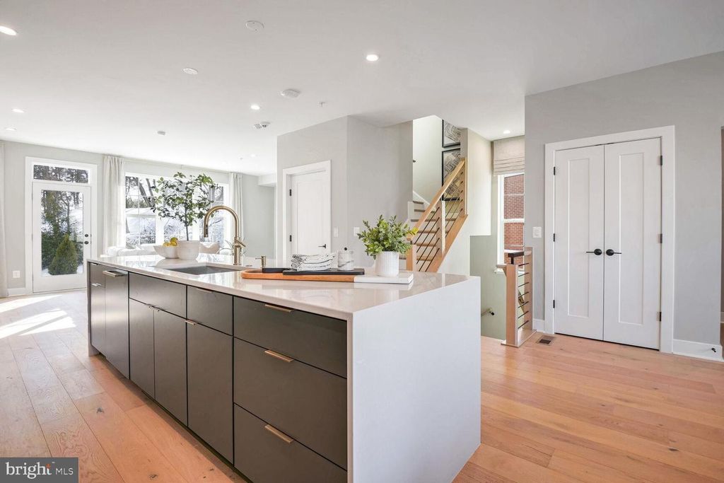 Image 8 of property listing at 2521 FARMSTEAD DR #107 LILLIAN, Rockville, MD 20850