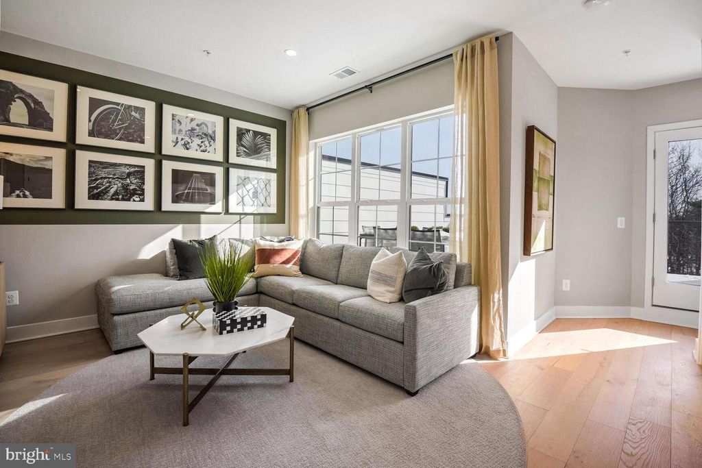 Image 9 of property listing at 2521 FARMSTEAD DR #107 LILLIAN, Rockville, MD 20850