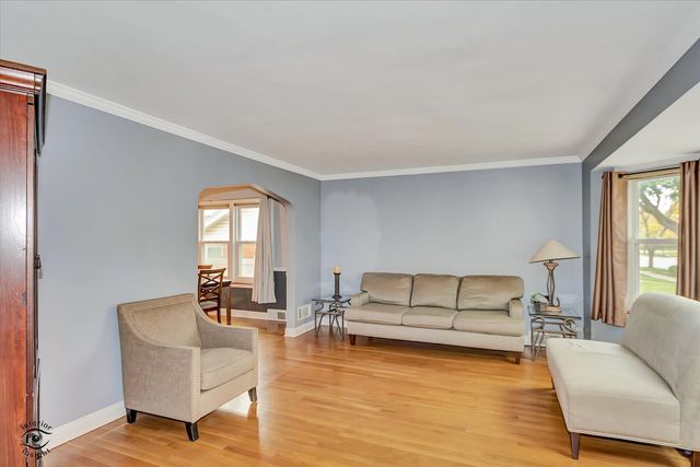 9521 S SAWYER Avenue, Evergreen Park, IL 60805