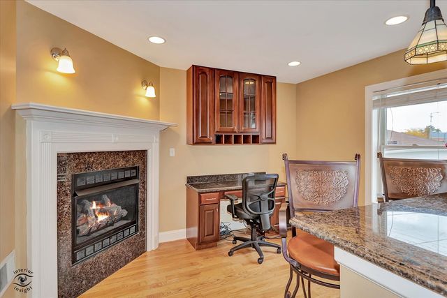 9521 S SAWYER Avenue, Evergreen Park, IL 60805