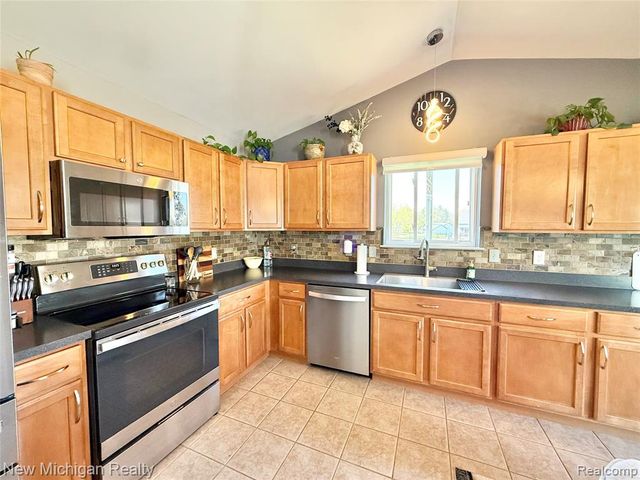 8205 Peninsula Circle, Grand Blanc, MI 48439