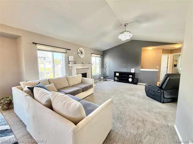 8205 Peninsula Circle, Grand Blanc, MI 48439