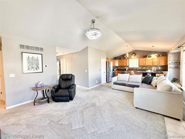 8205 Peninsula Circle, Grand Blanc, MI 48439
