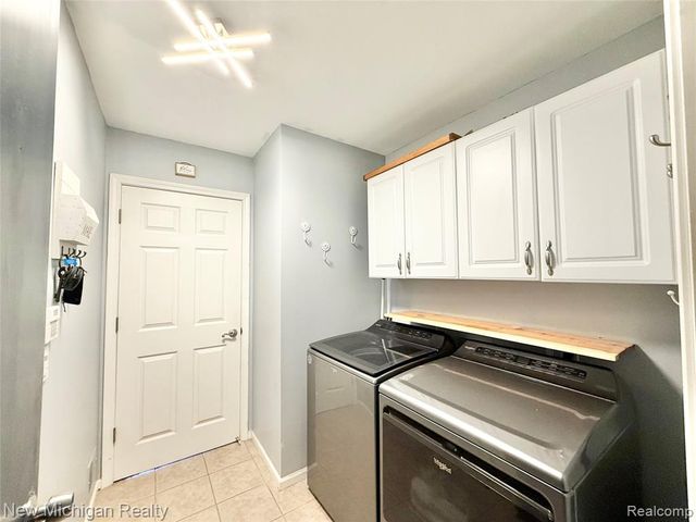 8205 Peninsula Circle, Grand Blanc, MI 48439