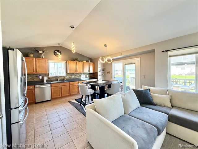 8205 Peninsula Circle, Grand Blanc, MI 48439