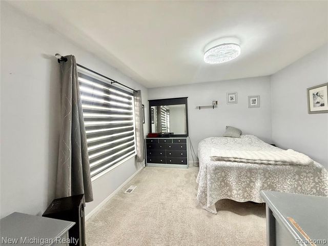 8205 Peninsula Circle, Grand Blanc, MI 48439