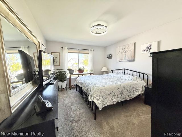 8205 Peninsula Circle, Grand Blanc, MI 48439