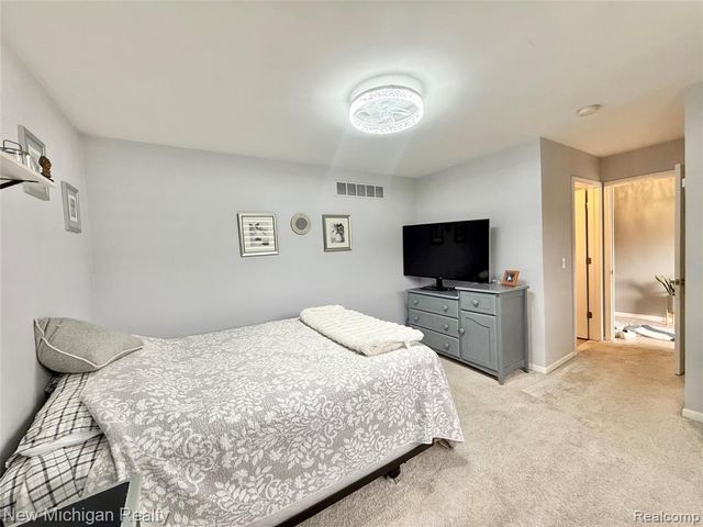 8205 Peninsula Circle, Grand Blanc, MI 48439