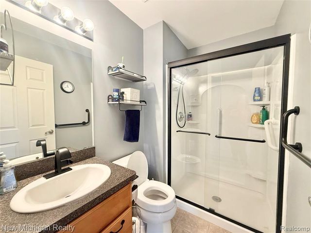 8205 Peninsula Circle, Grand Blanc, MI 48439