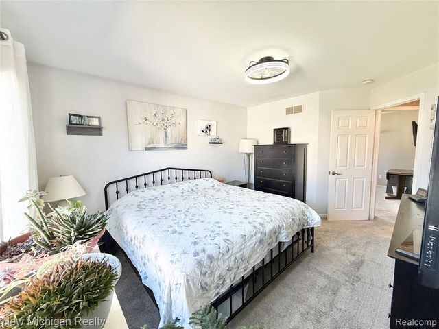 8205 Peninsula Circle, Grand Blanc, MI 48439