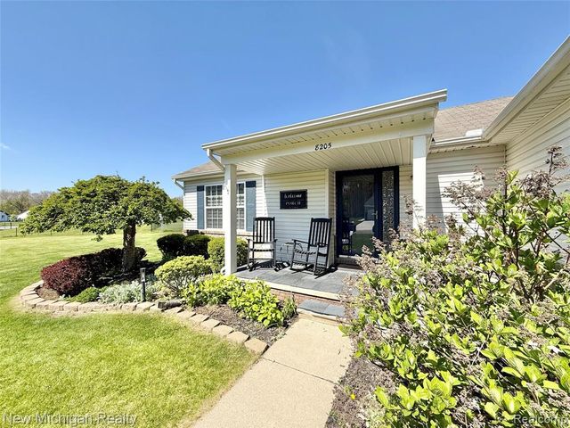8205 Peninsula Circle, Grand Blanc, MI 48439