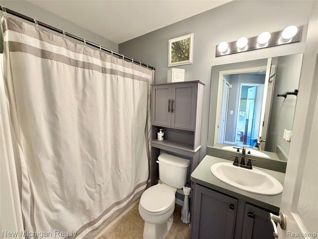 8205 Peninsula Circle, Grand Blanc, MI 48439