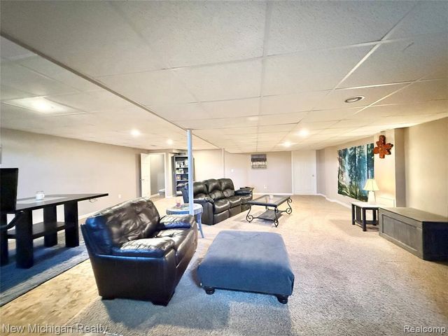 8205 Peninsula Circle, Grand Blanc, MI 48439
