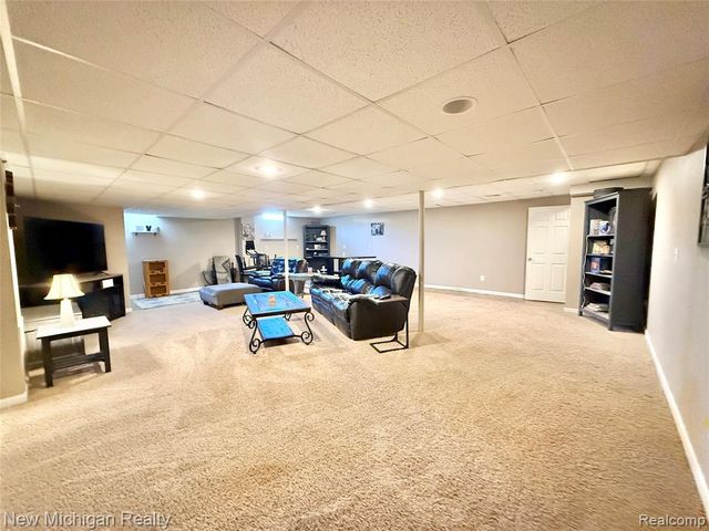 8205 Peninsula Circle, Grand Blanc, MI 48439