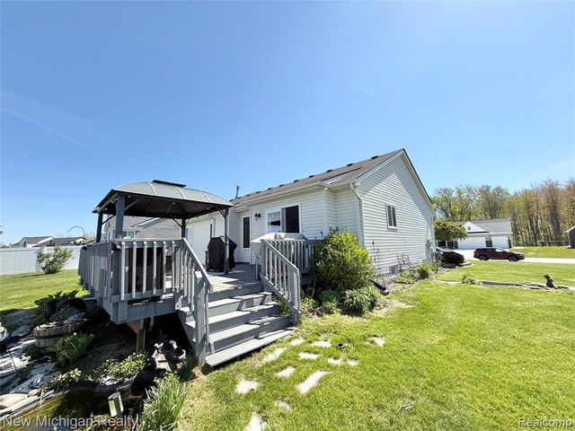 8205 Peninsula Circle, Grand Blanc, MI 48439