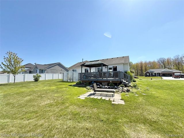 8205 Peninsula Circle, Grand Blanc, MI 48439