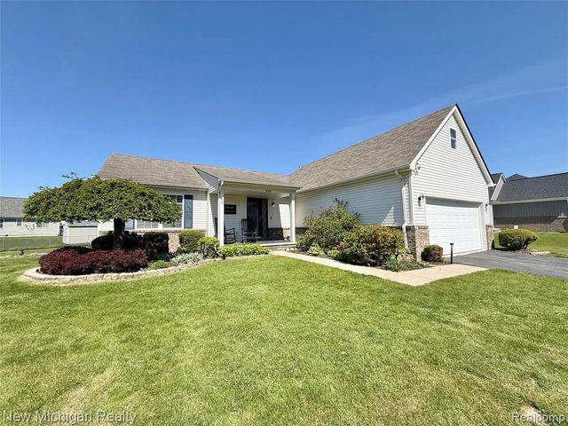 8205 Peninsula Circle, Grand Blanc, MI 48439