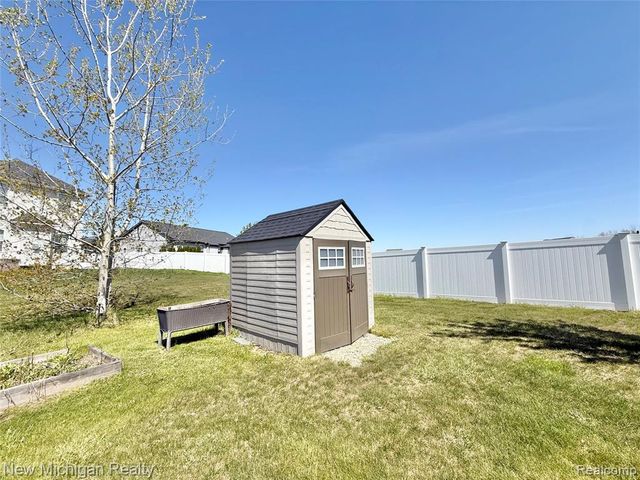 8205 Peninsula Circle, Grand Blanc, MI 48439