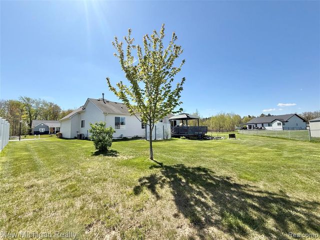 8205 Peninsula Circle, Grand Blanc, MI 48439